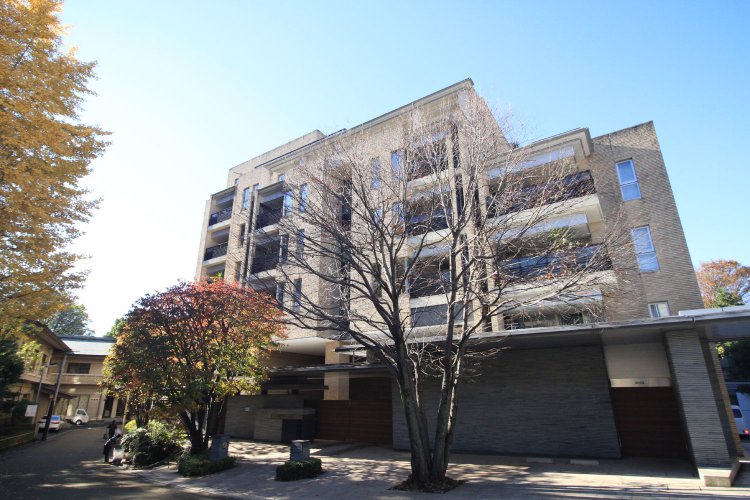 コンシェルジュサービス、カフェラウンジ、ジャグジー付きのプール、フィットネスクラブなど、共有設備はVIP仕様の「ブリスベージュ神宮前」。