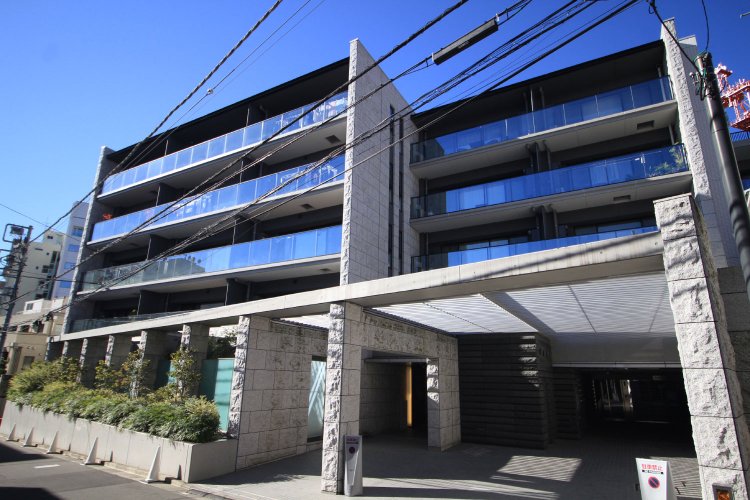 バルコニーのガラスパネルがスタイリッシュな、中層マンションの「シティハウス神宮北参道」。