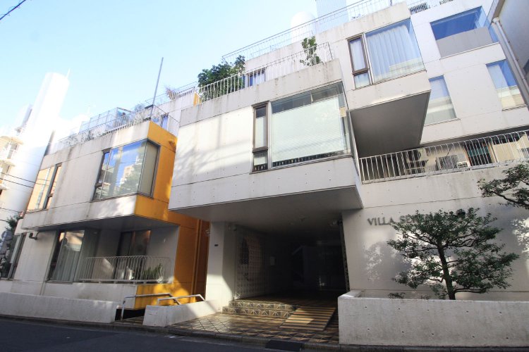 エレベータと階段室のある中庭の周囲に住戸を配置し、共用階段と渡り廊下の囲む吹き抜け部分が象徴的な「ビラセレーナ」。