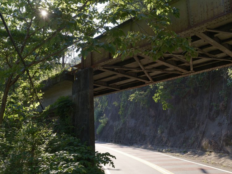 青梅街道に架かる第二水根橋梁。この橋梁を渡ると水根駅があった。