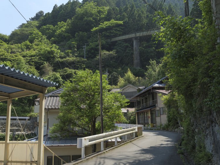 境集落ののどかな一本道を歩いていると突如前方に見える第四境橋梁。思わず目を奪われる。