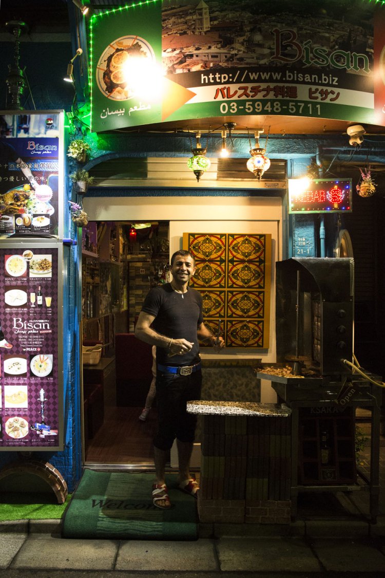 店の前でドルネケバブをローストするスドゥキさん。