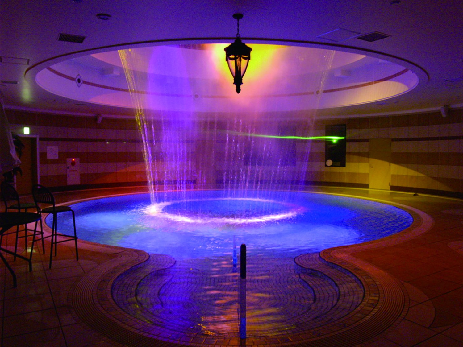 エクササイズプールの天陽泉の夜には「ウォーターパールショー」という幻想的なアトラクションが行われる。