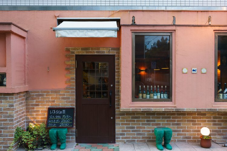 住宅地に昭和61年頃より。木張りの店に、ゆったりとテーブルを配す。