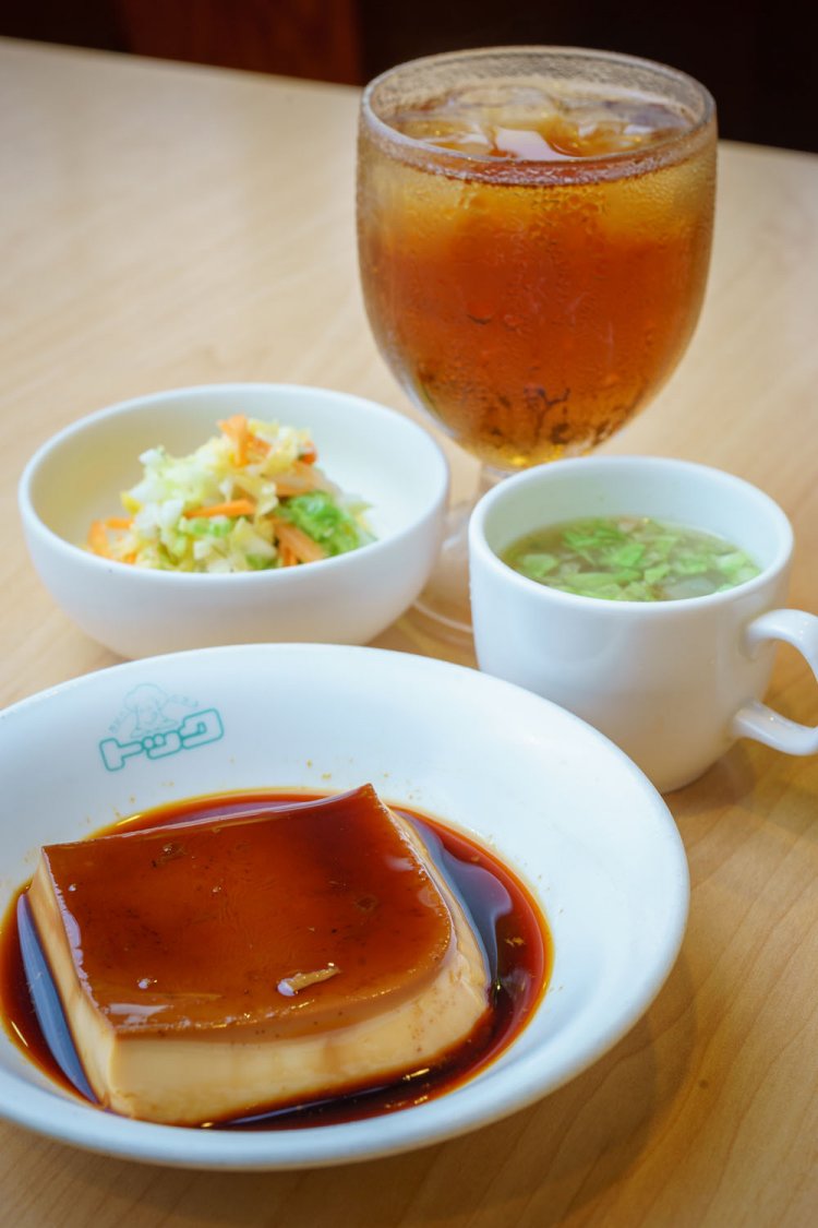 ランチはコールスローか自家製プリンを選び、もう1品選べる。ディナーは1品付き。