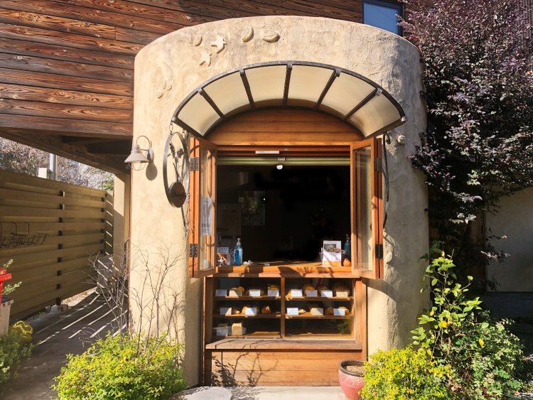 絵本の世界から飛び出したかのようなかわいいお店。