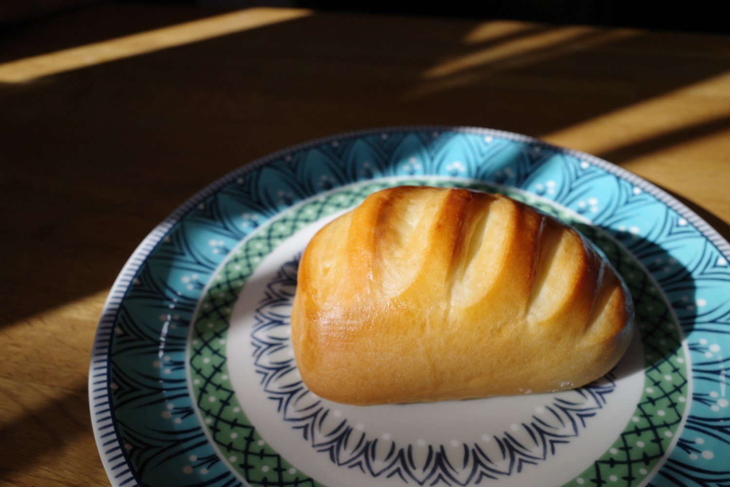 コロンとした形と美しいクープ(切れ込み)が愛らしいパン ヴィエノワ180円。