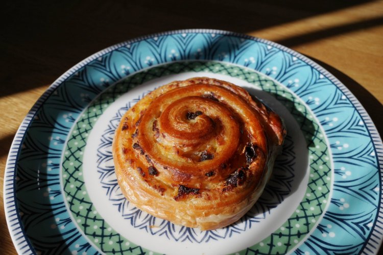 レーズン＆アプリコット デニッシュは360円。こんなパンが身近にあったら毎日幸せじゃないだろうか……!