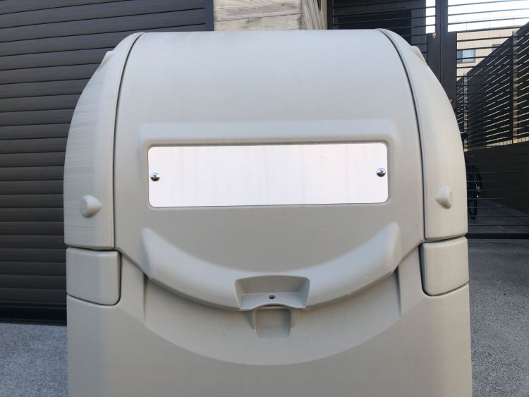 Smiley trashman 《笑うゴミ箱キャラ》