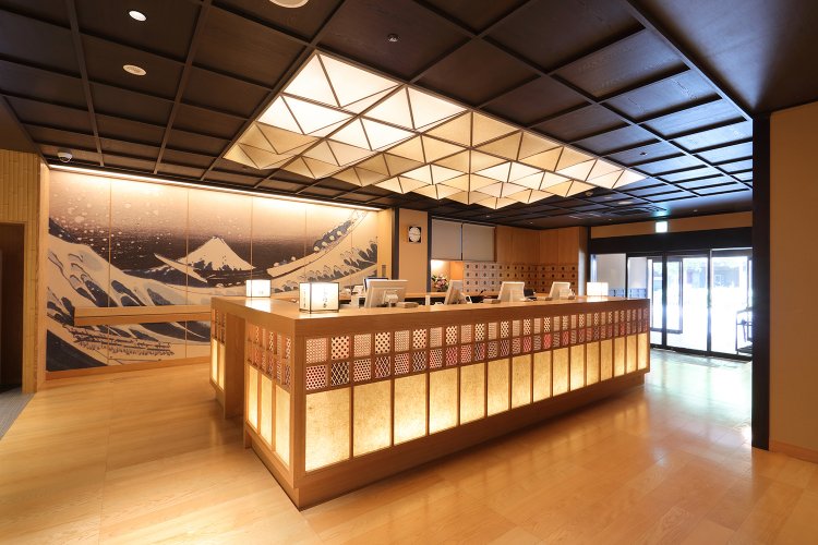 木のぬくもりが感じられるフロント。