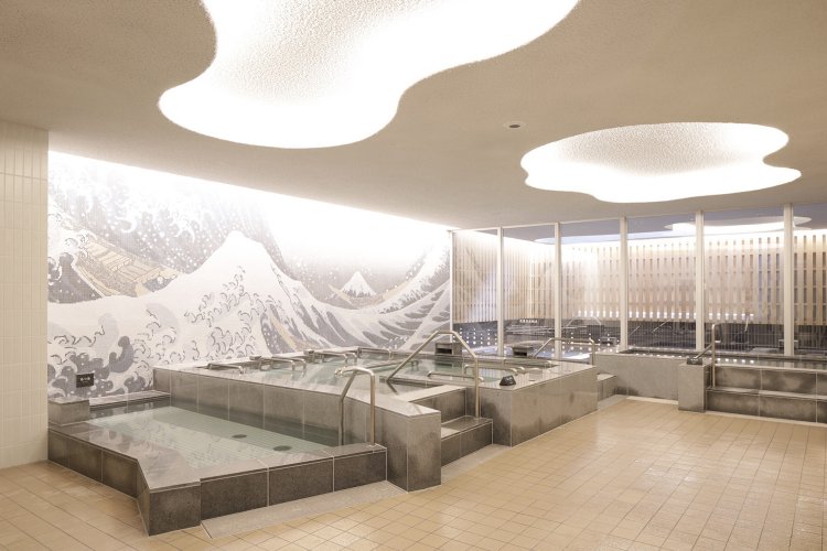 男性浴室に描かれた北斎の富士山。湯船の数も豊富にそろっている。 