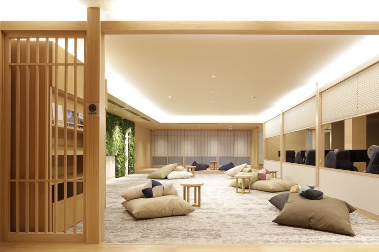 お休み処「庭」。クッションがとても気持ちよく、ついうとうとしてしまう。