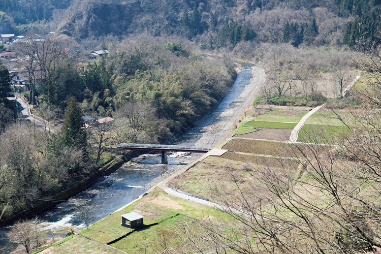 小倉の集落に上がって行くと鶴川が見える。