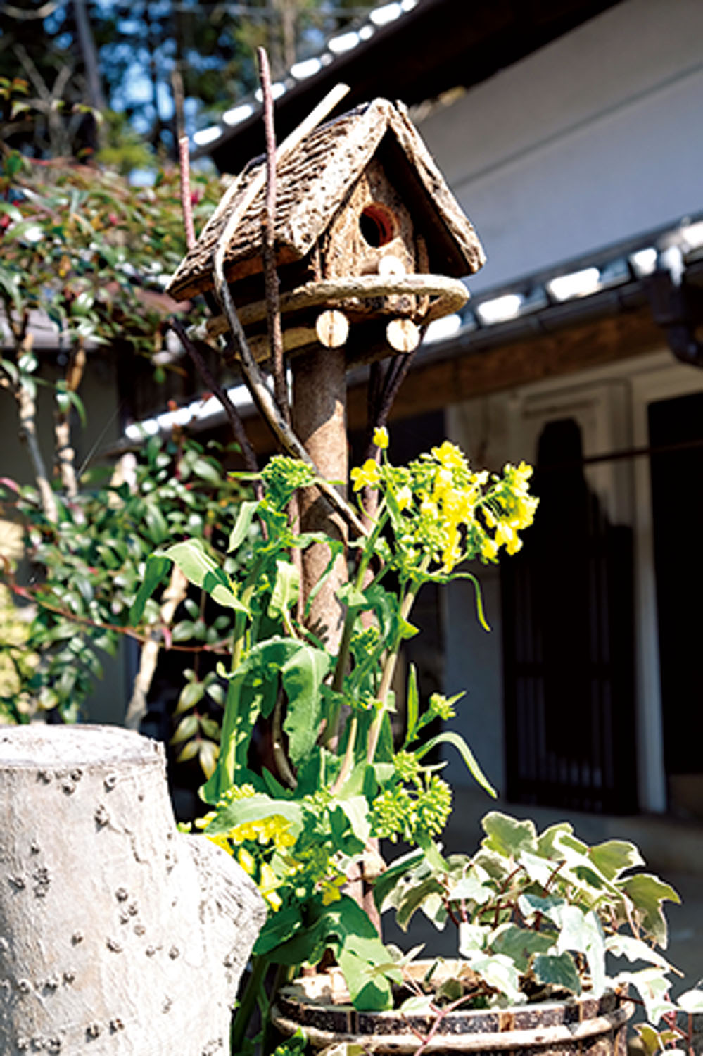 小倉集落の民家の前にかわいらしいポスト、と思ったら鳥さんの巣箱でした。