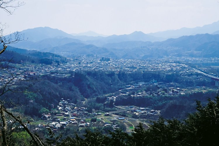 要害山山頂手前の展望。左手の大きな山が石老山、その右の奥は仏果山。