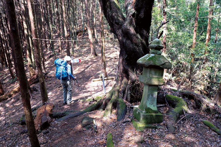 要害山の先、登下（とっけ）と大倉へ下る分岐点に古い石灯篭が立っていた。