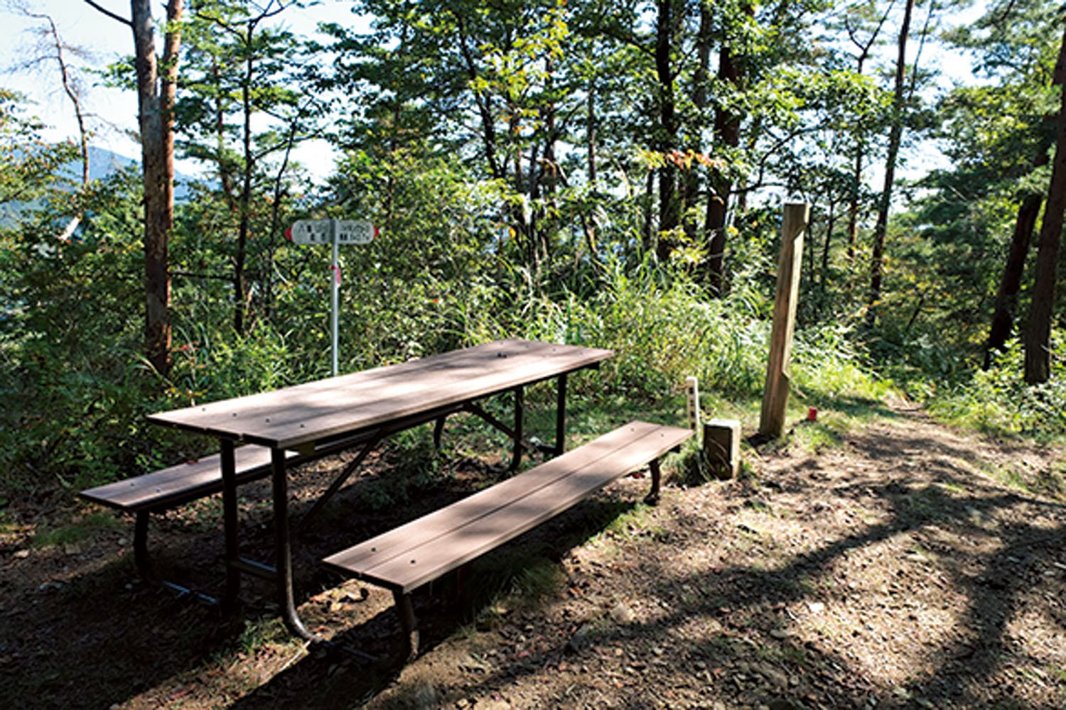 テーブルとベンチのある能岳山頂。展望はないにひとしい。