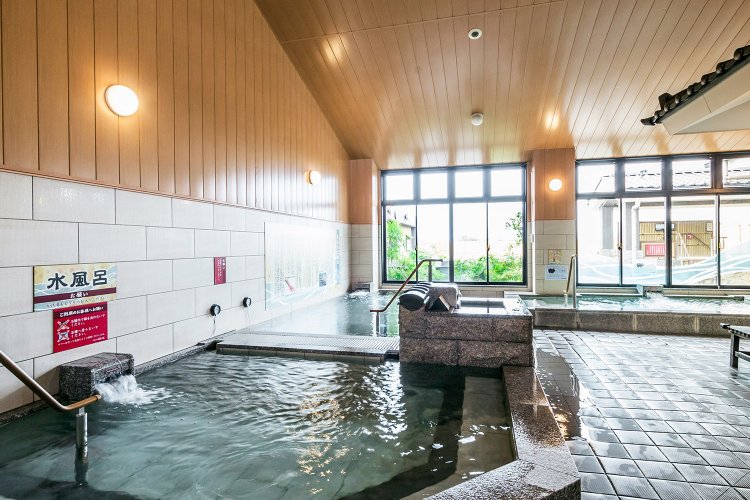 内湯は広々とした造りで、開放感もある。