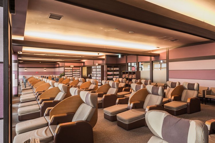 湯上がりはテレビ付き20席を含む合計65席のリラクゼーションチェアで過ごそう。