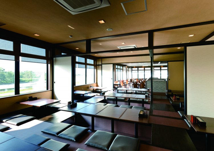 お食事処「季膳房」はメニュー豊富で食事も飲みもOK。