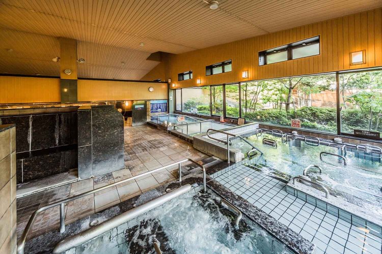 窓が大きく開放感のある内湯。 