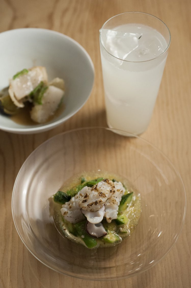 生レモン果汁がたっぷり入った「旨いレモンサワー」880円には、「炙り真蛸と夏野菜」850円や「万願寺とうがらしとホタテの挟み揚げ」などを（素材は季節によって変更あり）。