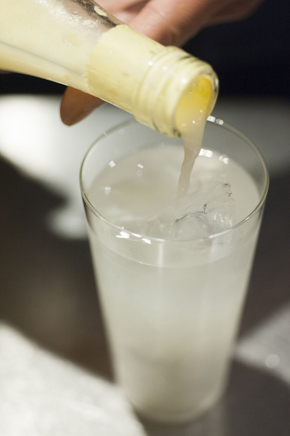 愛媛の農家から直送しているレモン果汁をたっぷり入れる。果汁の風味を生かしレモンの爽快感を増幅させる。