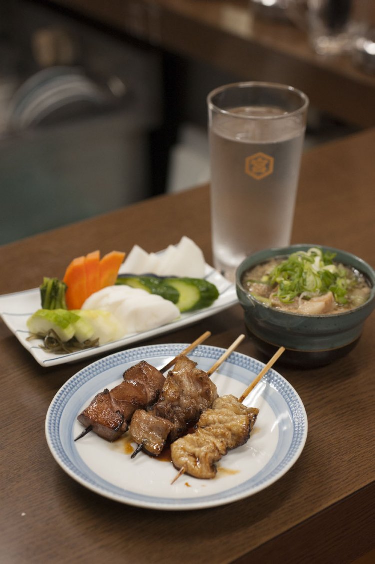 もつ煮込み420円は珍しい醤油ベースの味付け。だしが効いた汁は飲み干せるおいしさ。お酒は秘密のエキスを加えた酎ハイ320円が一番人気。