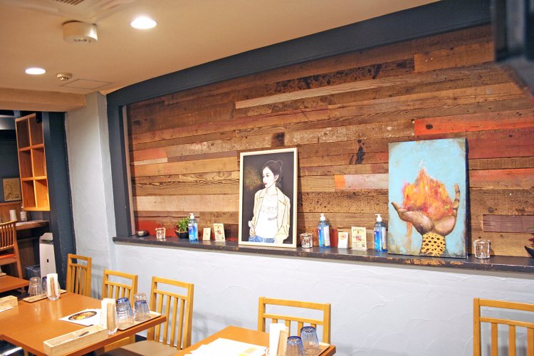 壁に飾られている絵画は、絵描きでもあるハルダモンカレーのオーナーシェフ・ハルさんの作品。