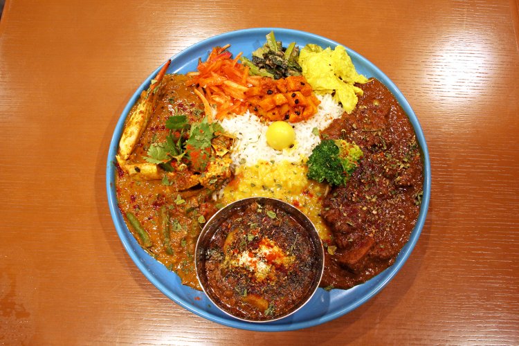 本日のカレー3種全がけ1600円。この日のメニューはカルダモンチキンカレー、ハーブのポークキーマ、カニカレー。副菜もたっぷり。