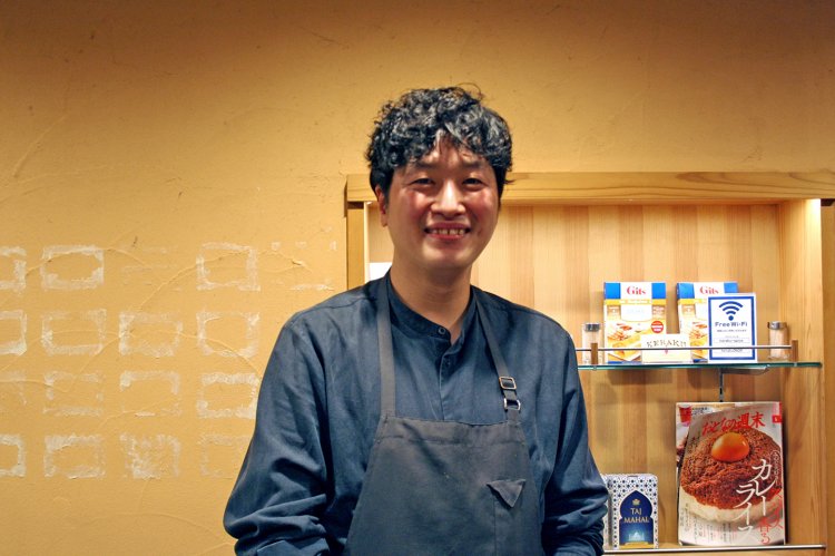 韓国でスパイスカレーを広めたいという大きな夢を持っている店長の李さん。笑顔がステキ。