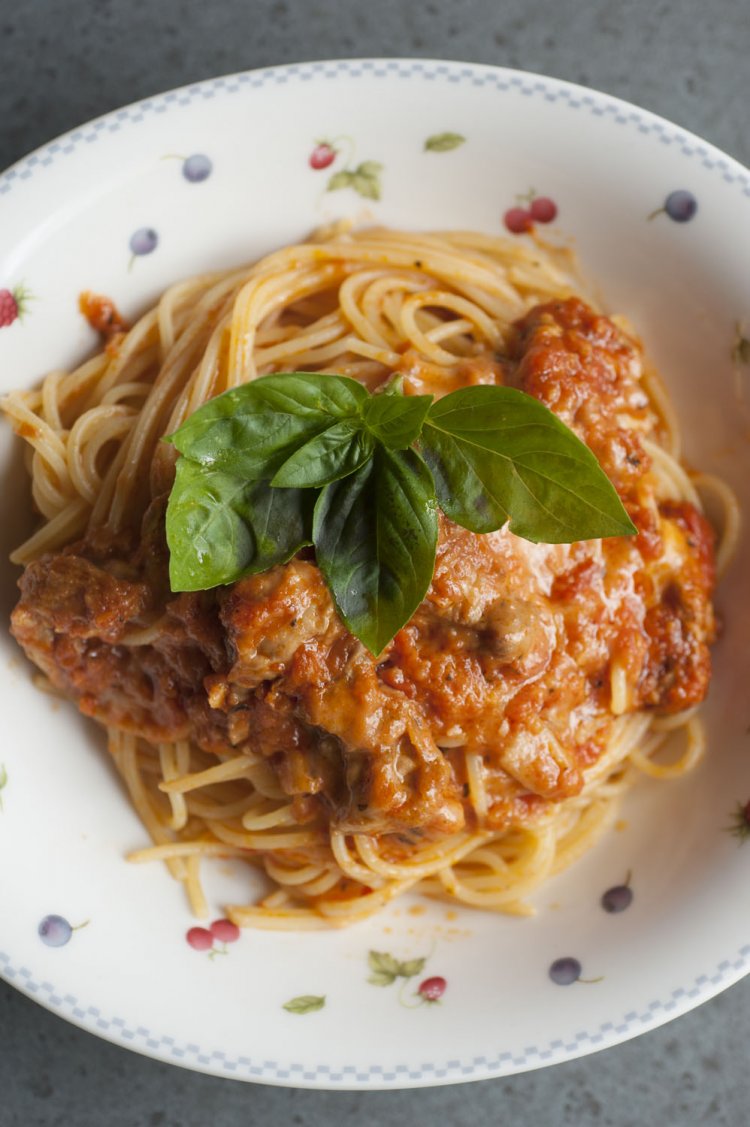 肉厚のテッポウとトマトをじっくり煮込んでソースに。仕上げにとろけるチーズも加える。