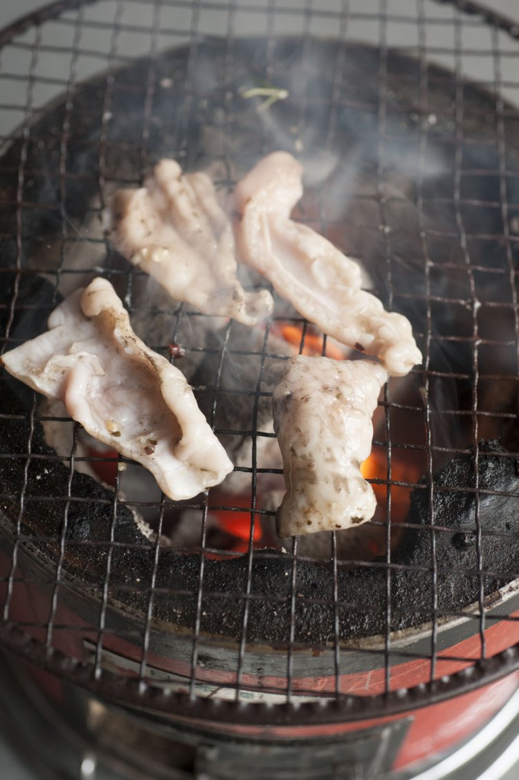 ホルモンはじっくりと焼こう。
