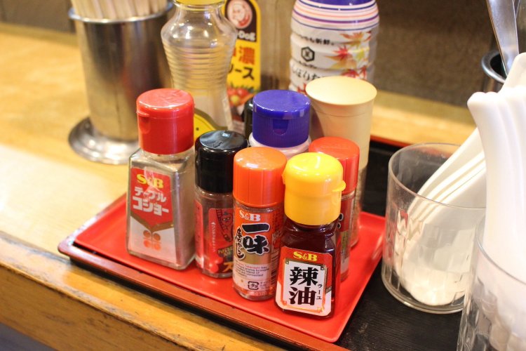 メニューに合わせて調味料もたくさんあります。