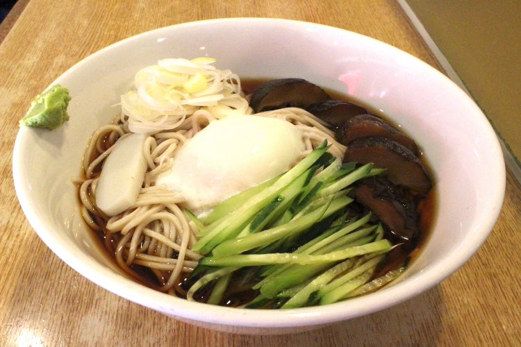 冷やししいたけそば550円。丼はラーメン用です。