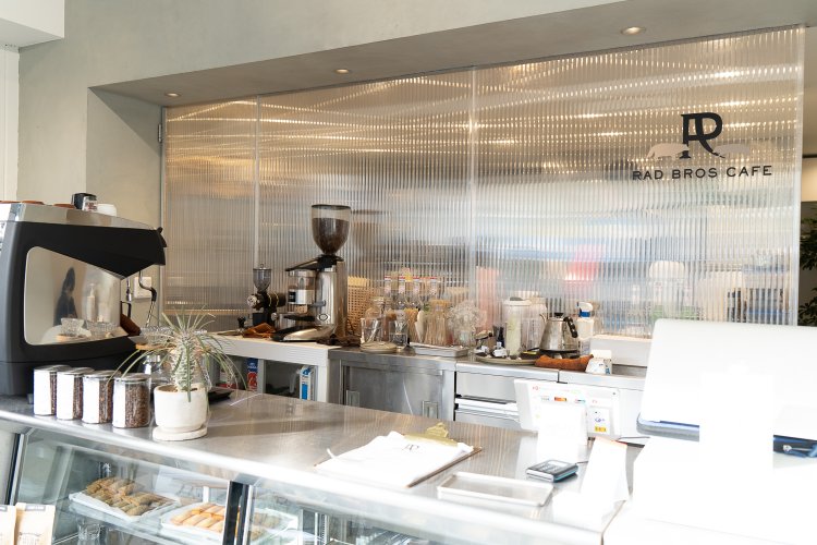 ロゴはタヌキのシルエット入り。この向こうに大きめのキッチンがある。