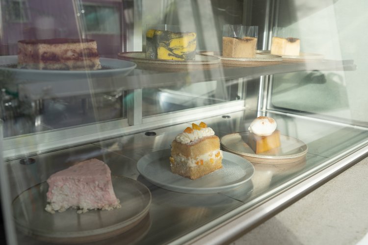 ガラスケースにディスプレイされるのは自慢のスイーツ。