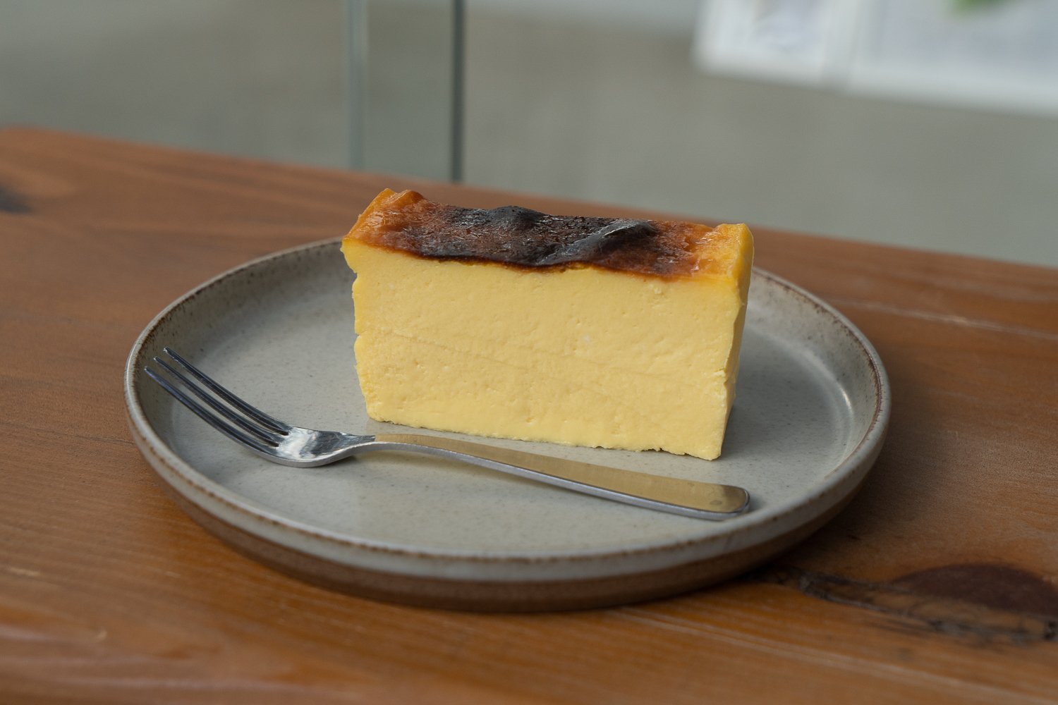 卵黄たっぷりのオリジナル バスクチーズケーキは500円。米粉を使っているのも珍しい。