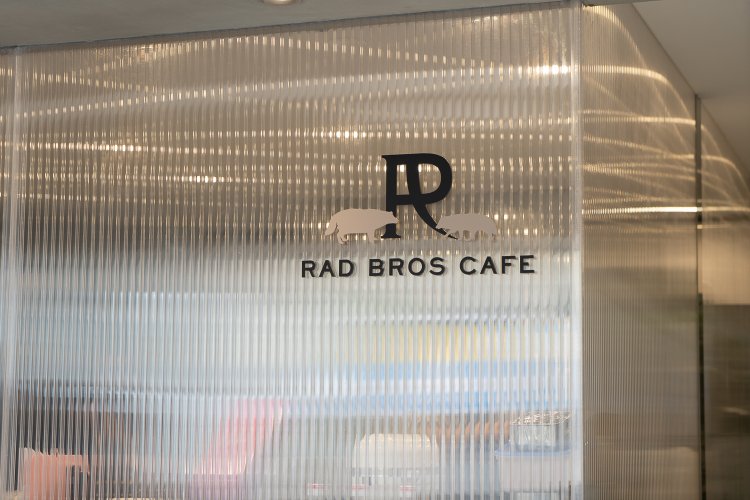 ロゴはタヌキのシルエット入り。この向こうに大きめのキッチンがある。