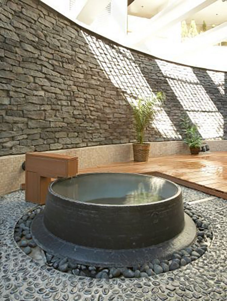 男性露天風呂（釜風呂）。