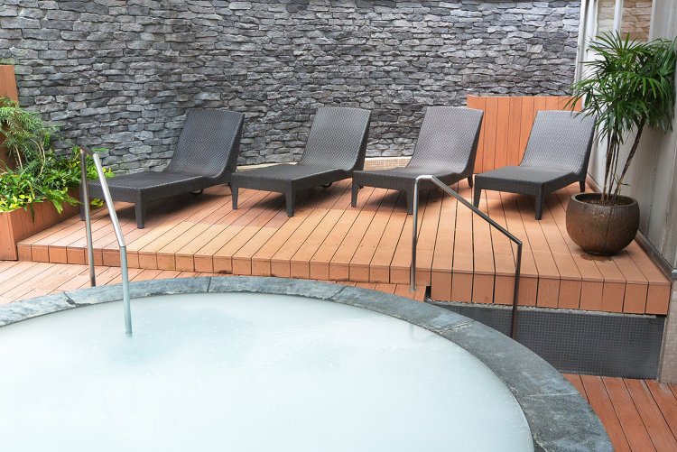 外気浴のチェア（男性浴室）。