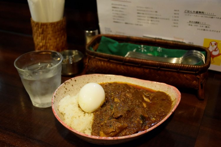 ガツンとスパイシーなポークビンダルー1100円。タマリンドのやわらかな酸味と、店主こだわりの青山椒、たっぷり使った2種類のカルダモンが後を引く味。