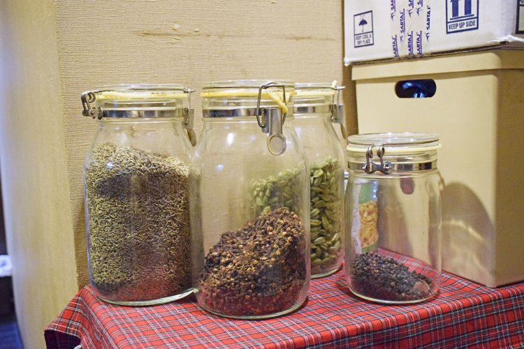 大粒で粒がそろった質の高いグリーンカルダモン（右奥）とブラックカルダモン（左）。手前はグローブ（左）と青山椒（右）。