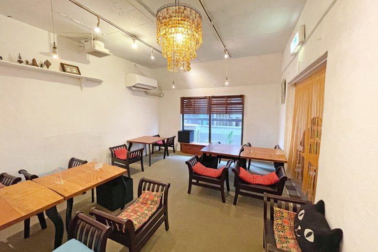 低めのテーブルと椅子で、靴を脱いでくつろげる店内。居心地のいいお家感が漂う。