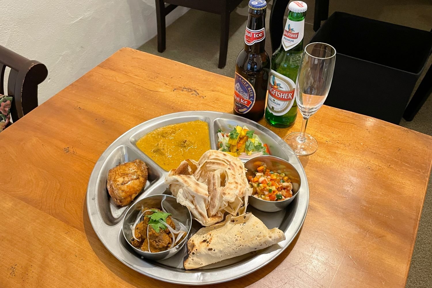 ディナーで楽しめる7品のおまかせプレートマーダルセット。インド料理とネパールの家庭料理が1皿で味わえる。