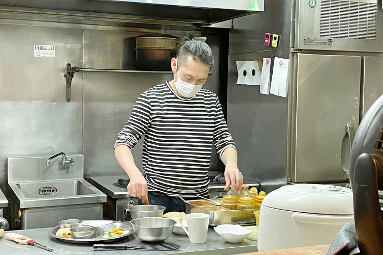 インド・ネパール料理店では珍しい日本人シェフの小橋徹也さん。丁寧な仕事が生む料理は絶品！