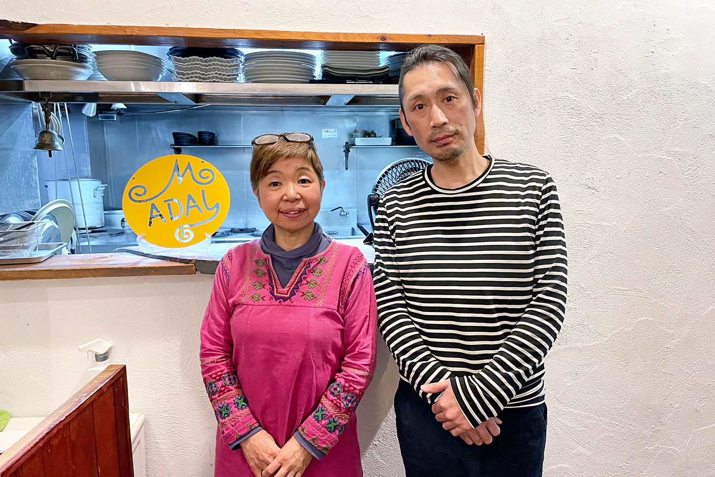 店主の竹田律子さんとシェフ。やさしさあふれる『マーダル』の料理を食べに来ることはもちろんだが、このお2人に会いに来るファンも多い。