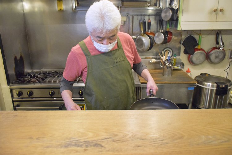 カウンターから覗く厨房は、どこもピカピカに磨かれている。