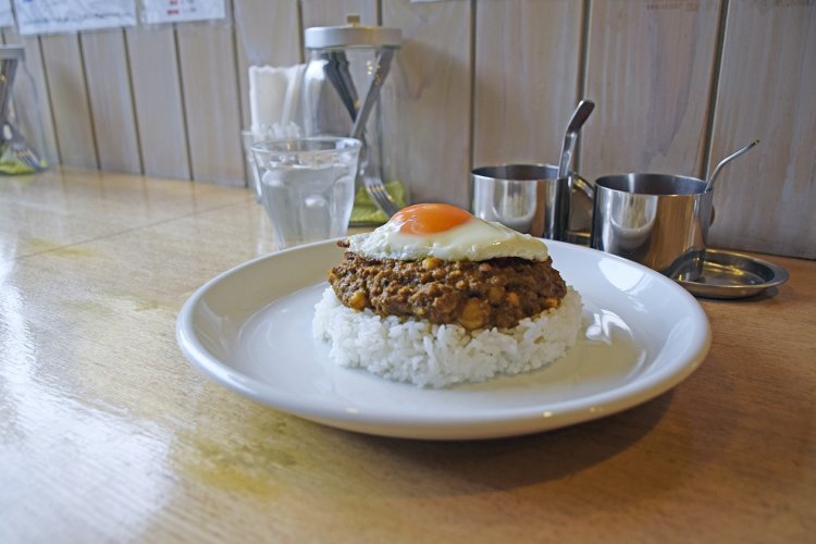ごはん、キーマカレー、目玉焼きの美し過ぎる3層。キーマカレー（3種の豆入り）1000円、トッピングの目玉焼き100円。