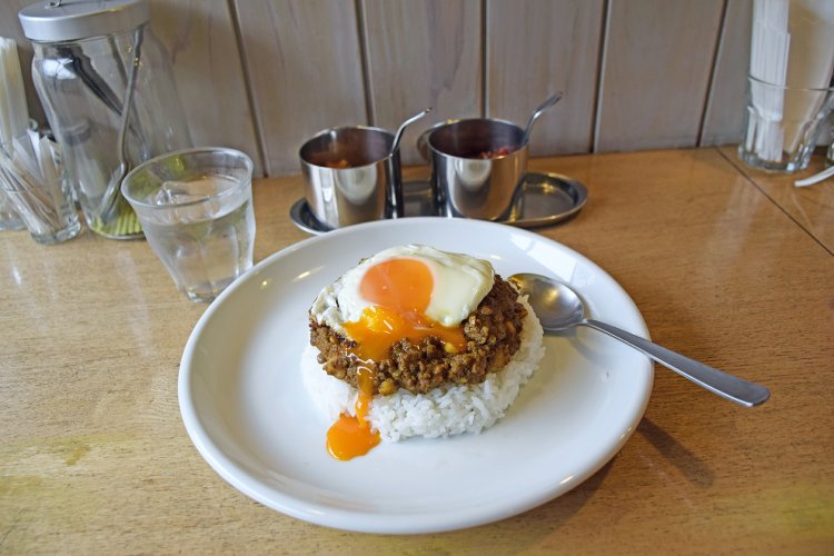 つつくと流れ出るトロトロの黄身の滝。やさしくスパイシーなキーマカレーをまろやかに包み込む。